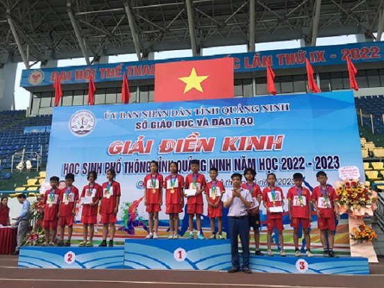 Em Phạm Tiến Phát cùng đồng đội trên bục danh dự nhận Huy chương vàng